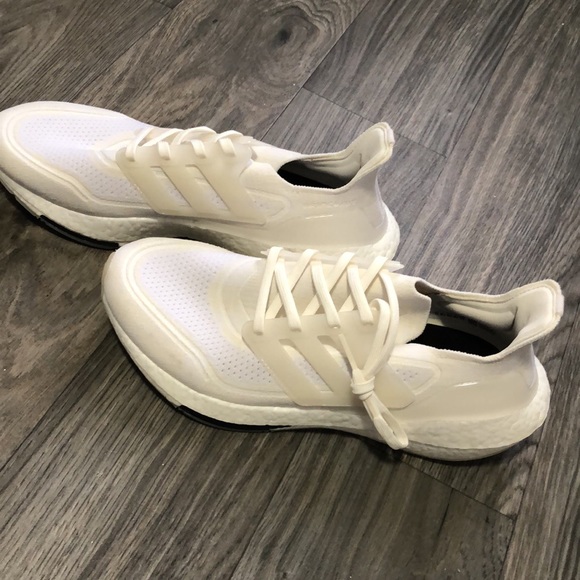 NWOT Women’s Adidas Ultraboost - Picture 3 of 7